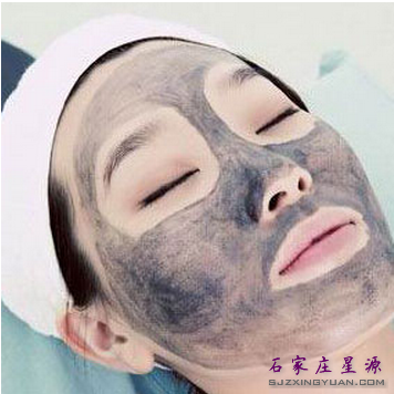 黑脸娃娃治疗时先涂抹碳粉