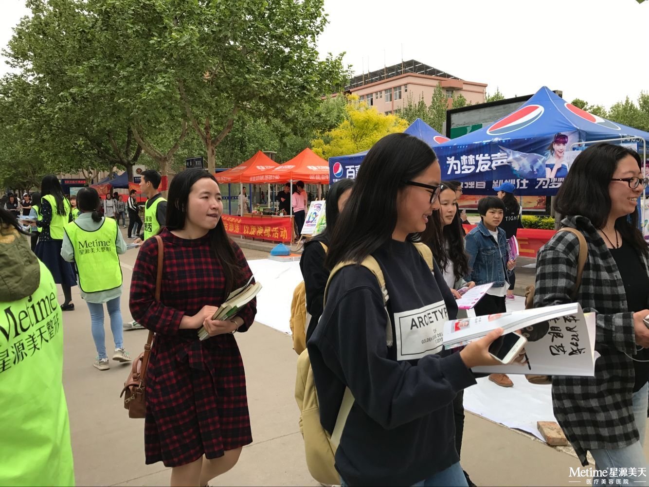 现场同学对梦想秀杂志产生浓烈的兴趣